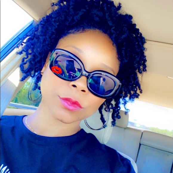 Meet your Posher, Nicole - Picture 1 of 1